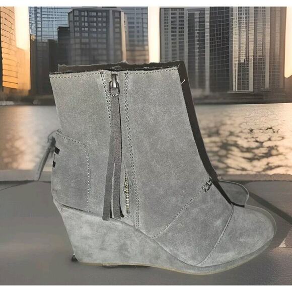 NEW! TOMS Desert Wedge High Grey Suede Women's Size 10 Ankle Boots Zipper Side - Picture 1 of 14